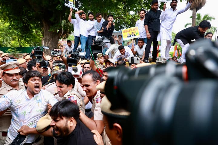 उन्होंने चेतावनी दी कि भारतीय युवा कांग्रेस संसद से लेकर सड़कों तक संघर्ष करती रहेगी जब तक चुनाव आयोग इस योजना को वापस नहीं लेता.