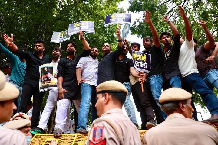 उदय भानु चिब ने आगे कहा कि जब कांग्रेस नेता राहुल गांधी ने महाराष्ट्र में बीजेपी की साजिश को उजागर किया, तब केंद्र सरकार अब SIR योजना के जरिए नए तरीके से वोट चोरी में लग गई है.
