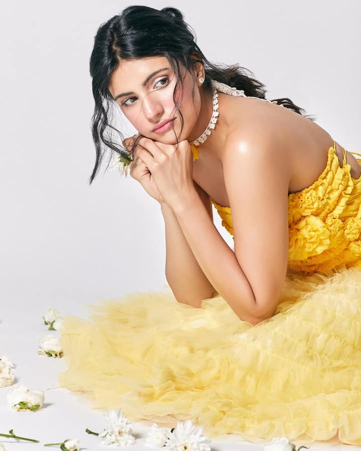 In this floral dress of yellow color, the actress is no less than an angel. She looks very beautiful with matching floral necklace and pearl earrings.