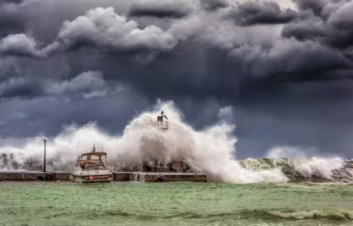 ਪਿਛਲੇ ਕੁਝ ਸਾਲਾਂ ਵਿੱਚ, ਤੁਸੀਂ ਜ਼ਰੂਰ ਮਹਿਸੂਸ ਕੀਤਾ ਹੋਵੇਗਾ ਕਿ ਦੁਨੀਆ ਵਿੱਚ ਭੂਚਾਲਾਂ ਦੀ ਗਿਣਤੀ ਬਹੁਤ ਵੱਧ ਰਹੀ ਹੈ। ਕਦੇ ਕਿਤੇ ਅਸੀਂ ਭੂਚਾਲ ਬਾਰੇ ਸੁਣਦੇ ਹਾਂ, ਕਦੇ ਕਿਤੇ। ਕਈ ਵਾਰ ਇਹ ਭੂਚਾਲ ਘੱਟ ਤੀਬਰਤਾ ਦਾ ਹੁੰਦਾ ਹੈ, ਜਿਸ ਕਾਰਨ ਕੋਈ ਨੁਕਸਾਨ ਨਹੀਂ ਹੁੰਦਾ, ਕਈ ਵਾਰ ਲੋਕਾਂ ਨੂੰ ਇਸ ਬਾਰੇ ਪਤਾ ਵੀ ਨਹੀਂ ਲੱਗਦਾ। ਹਾਲਾਂਕਿ, ਕਈ ਵਾਰ ਭੂਚਾਲ ਬਹੁਤ ਜ਼ਬਰਦਸਤ ਹੁੰਦਾ ਹੈ, ਜਿਸ ਨਾਲ ਬਹੁਤ ਨੁਕਸਾਨ ਹੁੰਦਾ ਹੈ। ਇਸ ਤੋਂ ਬਾਅਦ, ਸੁਨਾਮੀ ਦਾ ਖ਼ਤਰਾ ਵੀ ਹੋ ਜਾਂਦਾ ਹੈ। ਆਓ ਜਾਣਦੇ ਹਾਂ ਕਿ ਕਿੰਨੇ ਤੇਜ਼ ਭੂਚਾਲ ਤੋਂ ਬਾਅਦ ਸੁਨਾਮੀ ਆਉਂਦੀ ਹੈ। ਭੂਚਾਲ ਤੋਂ ਬਾਅਦ ਸੁਨਾਮੀ ਦਾ ਖ਼ਤਰਾ ਉਨ੍ਹਾਂ ਦੇਸ਼ਾਂ ਵਿੱਚ ਜ਼ਿਆਦਾ ਹੁੰਦਾ ਹੈ ਜੋ ਸਮੁੰਦਰੀ ਤੱਟ 'ਤੇ ਸਥਿਤ ਹਨ, ਜਿਵੇਂ ਕਿ ਜਪਾਨ, ਪੇਰੂ, ਇੰਡੋਨੇਸ਼ੀਆ, ਫਿਲੀਪੀਨਜ਼ ਆਦਿ।