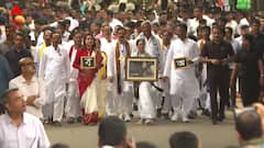 রবীন্দ্রনাথ ঠাকুরের ছবি নিয়ে বোলপুরের মিছিলে মমতা বন্দ্যোপাধ্যায়, পদযাত্রায় প্রায় আড়াই কিলোমিটার হাঁটবেন তৃণমূলনেত্রী