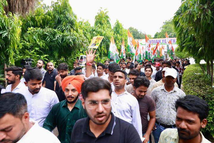 उन्होंने आरोप लगाया कि मोदी सरकार लोकतंत्र को अपने इशारों पर नचा रही है, जो अत्यंत शर्मनाक है.