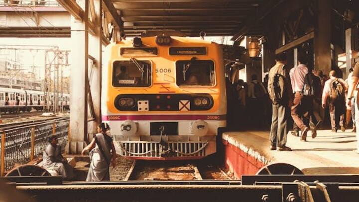 इसका फायदा सीटों के आवंटन के वक्त उच्च सरकारी अधिकारियों, सांसदों आदि की यात्रा के लिए उनको इमरजेंसी कोटा सबसे पहले आवंटिक किया जाता है. जो कि वरीयता क्रम में उनकी पारस्परित वरिष्ठता के अनुसार होता है.