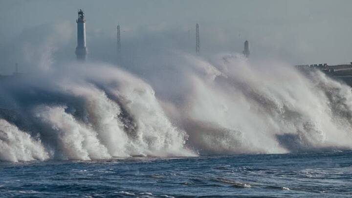 भूकंप की वजह से समुद्र तल पर अचानक तेजी से परिवर्तन होता है, इसलिए सुनामी का खतरा और बढ़ जाता है. जब भी भूकंप समुद्र के नीचे के तटीय क्षेत्रों में आता है तो यह तल को ऊपर-नीचे की ओर धक्का देता है.