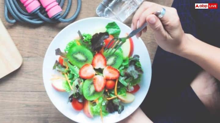 क्रैश डाइट से तेजी से वजन तो कम होता है, लेकिन इससे सेहत को गंभीर नुकसान पहुंच सकता है.