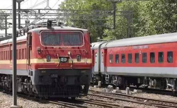 અગાઉ, ઇમરજન્સી ક્વોટા માટે બુકિંગ માટે અરજીઓ મુસાફરીના દિવસે કરી શકાતી હતી, પરંતુ હવે રેલવેએ નિયમોમાં ફેરફાર કર્યા છે. આવી સ્થિતિમાં બુકિંગ એક દિવસ અગાઉથી કરાવવું પડશે.