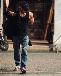 सैय्यारा सिनेमातील अहान पांडेच्या शर्टची तुफान चर्चा, किंमत ऐकून डोळे विस्फारतील