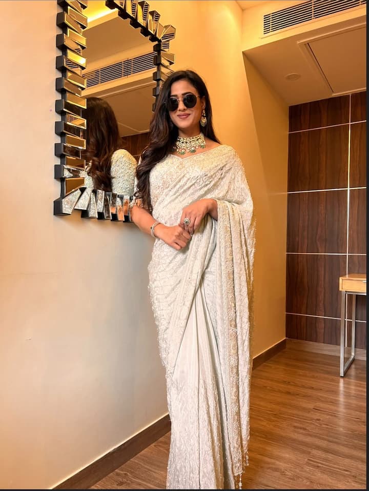 In this look, heavy neckpieces and sunglasses with off-white embroidered saree are presenting a royal look to Savita and Jewelery Shweta.