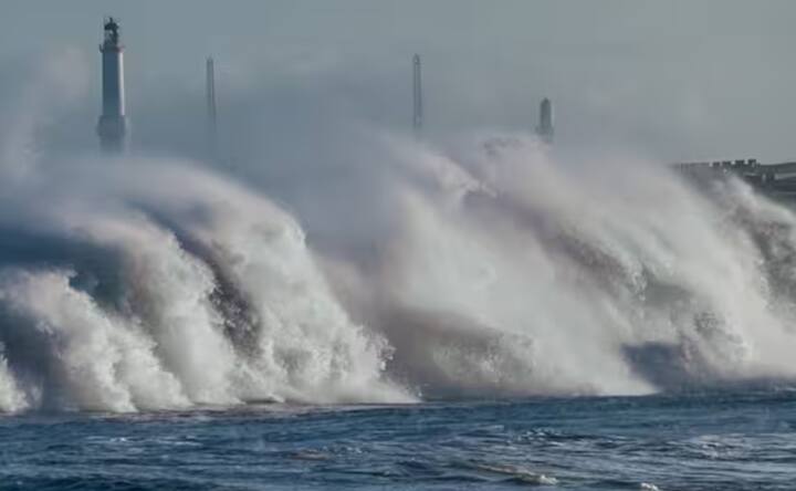 ਭੂਚਾਲਾਂ ਕਾਰਨ ਸਮੁੰਦਰ ਤਲ ਵਿੱਚ ਅਚਾਨਕ ਬਦਲਾਅ ਆਉਂਦੇ ਹਨ, ਇਸ ਲਈ ਸੁਨਾਮੀ ਦਾ ਖ਼ਤਰਾ ਵੱਧ ਜਾਂਦਾ ਹੈ। ਜਦੋਂ ਵੀ ਸਮੁੰਦਰ ਦੇ ਹੇਠਾਂ ਤੱਟਵਰਤੀ ਖੇਤਰਾਂ ਵਿੱਚ ਭੂਚਾਲ ਆਉਂਦਾ ਹੈ, ਤਾਂ ਇਹ ਤਲ ਨੂੰ ਉੱਪਰ ਅਤੇ ਹੇਠਾਂ ਧੱਕਾ ਦਿੰਦਾ ਹੈ।