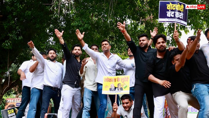 Delhi News: भारतीय युवा कांग्रेस ने बिहार में SIR योजना के विरोध में प्रदर्शन किया। राष्ट्रीय अध्यक्ष उदय भानु चिब ने चुनाव आयोग को भाजपा की कठपुतली बताया और वोट चोरी का आरोप लगाया.