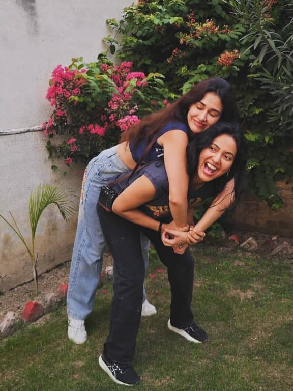 The actress also shared pictures with sister Khushboo Patni, which is now becoming viral on social media. Seeing the love of both the sisters, fans are taking them.