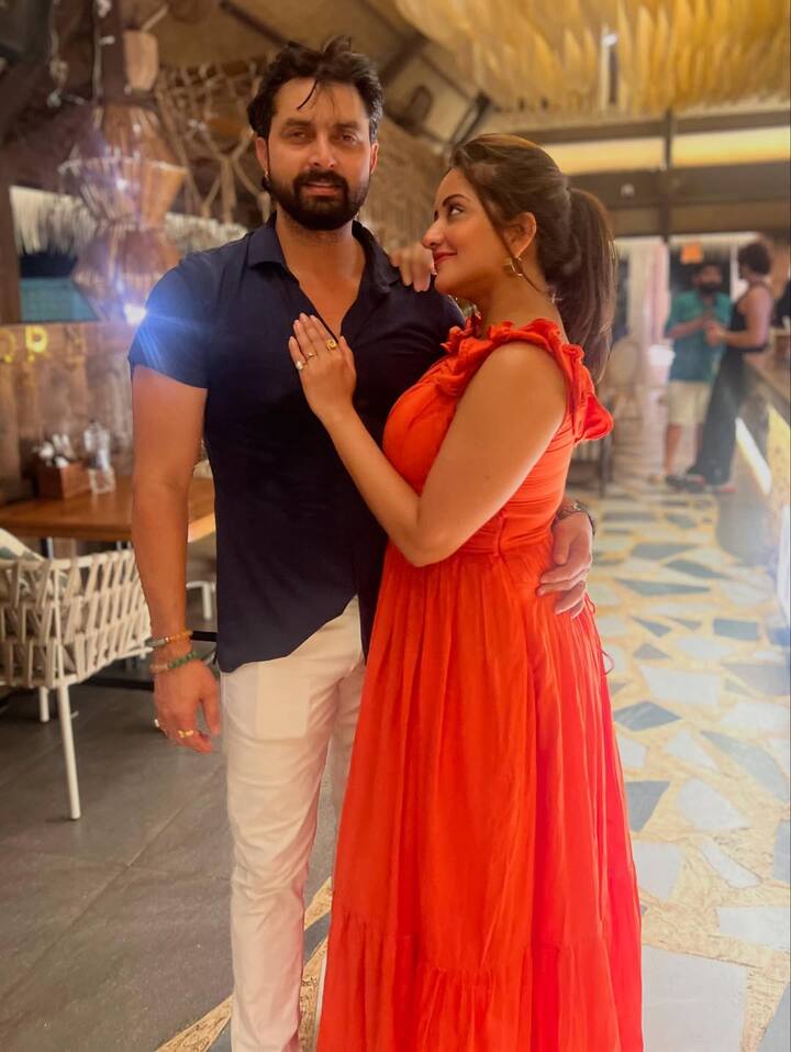 वहीं बर्थडे बॉय विक्रांत सिंह ने ब्लू शर्ट और व्हाइट पेंट पहनी हुई है. जिसमें वो काफी डैशिंग लग रहे हैं.