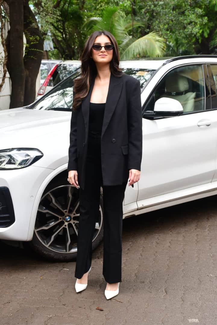 Tara Sutaria completed her black outfit with white heels. Everyone is surprised to see his elegance and confidence.