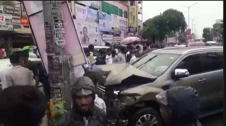 या अपघातात बुलेट चालक एका ऑटो रिक्षा चालकाची अवस्था गंभीर असल्याची प्राथमिक माहिती समोर आली आहे.