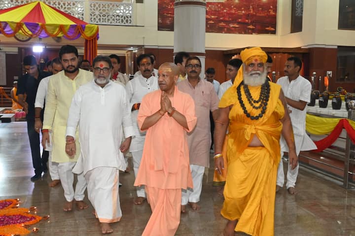 इसके बाद उत्तर प्रदेश के मुख्यमंत्री योगी आदित्यनाथ काशी विश्वनाथ मंदिर, काल भैरव मंदिर में भी दर्शन पूजन करने के लिए पहुंचे.