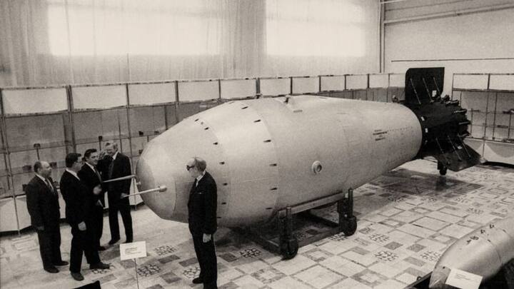 जार बॉम्बा को एएन602 के रूप में भी जाना जाता है और यह अब तक का सबसे शक्तिशाली परमाणु हथियार था, जिसे बनाया और परीक्षण किया गया था. इसकी विस्फोट क्षमता 50 मेगाटन टीएनटी थी.