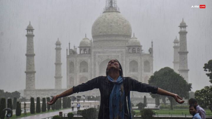 అందమైన తాజ్ మహల్ ముందు చేతులు చాచి.. రెట్టింపు ఆనందం పొందుతున్నట్లు ఫోటోలకు ఫోజులు ఇవ్వొచ్చు. అలాగే ఆ ఆనందాన్ని నిజంగా పొందవచ్చు. ఒకవైపు తాజ్ మహల్​పై పడే వర్షం, మరోవైపు ఆహ్లాదకరమైన వాతావరణం డెడ్లీ కాంబినేషన్ కదూ.