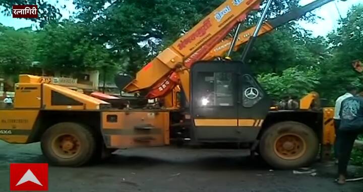 दुसरीकडे, गेल्या दोन महिन्यांत घडलेली ही दुसरी अशा प्रकारची घटना आहे. आत्ता अपघातग्रस्त टँकर सरळ करण्याचे काम सुरू आहे आणि तो सरळ झाल्यावर त्यातील गॅस दुसऱ्या टँकरमध्ये हलवला जाणार आहे.