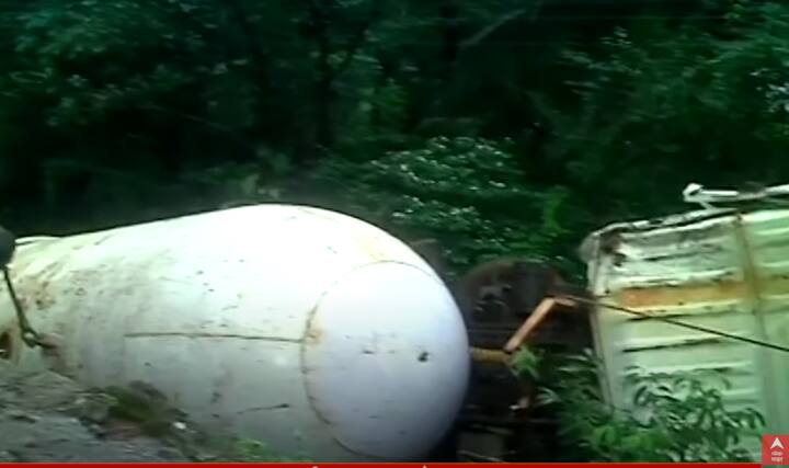 मुंबईतील विरारमध्ये रस्त्यावर असलेल्या खड्ड्यामुळे अपघात झाला असून, 26 वर्षांचा अनिकेत शिंदे नावाचा तरुण जखमी झाला आहे. त्याच्या हात, पाय आणि छातीत गंभीर दुखापत झाली आहे.