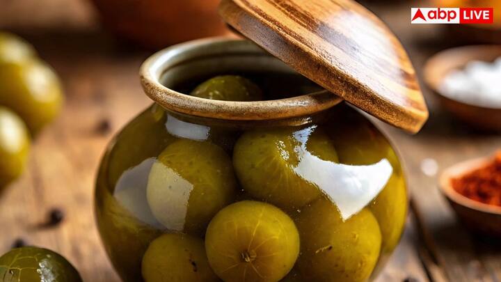 आंवले को पहले उबाल लें और फिर छोटे-छोटे टुकड़ों में काट लें. अब इसमें नमक, हल्दी, लाल मिर्च और सरसों का तेल डालें और अच्छे से मिक्स करें.