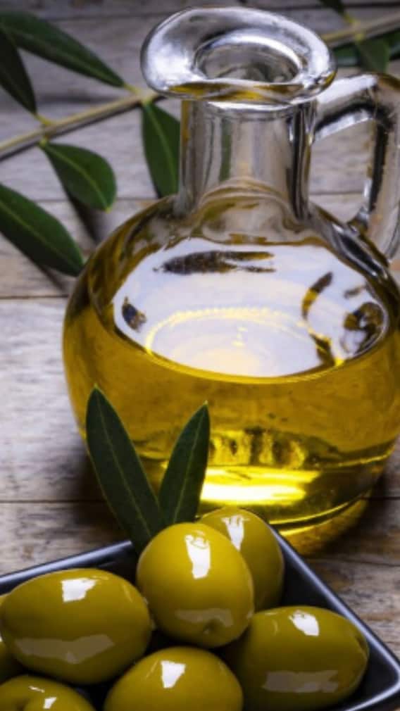 গরমেও অলিভ অয়েল মাখছেন গায়ে? উচিত নয় একেবারেই