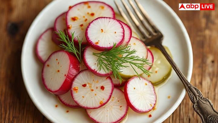 गाजर को लम्बे टुकड़ों में काटें और उसमें नमक, लाल मिर्च, अजवाइन और सरसों का तेल डालें. अच्छी तरह मिला लें ताकि मसाला गाजर पर बराबर लग जाए.