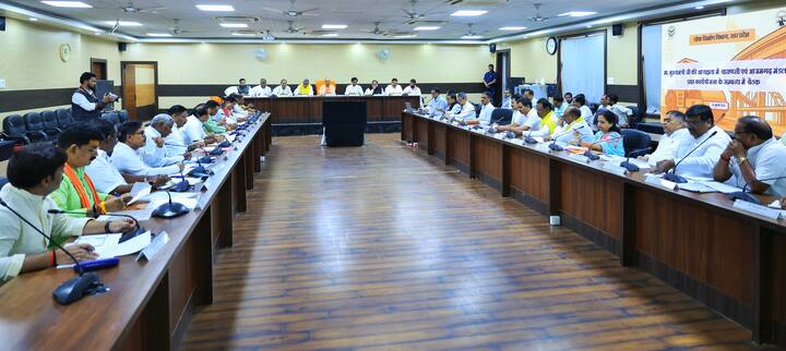 एक अन्य धार्मिक स्थल धर्म संघ पर पहुंचकर वह गाय को गुड़ खिलाते हुए भी नजर आए.