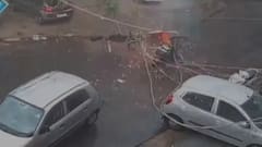 Delhi: चलती स्कूटी पर गिरे बिजली के खंभे, महिला को आई चोट, डरा देगा वीडियो!
