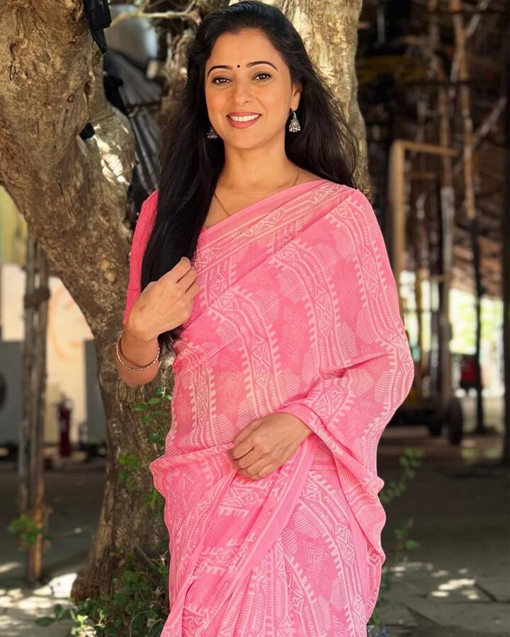 रीना के बारे में उनके फैंस जानना चाहते हैं कि वो अब कहां हैं और क्या कर रही हैं?