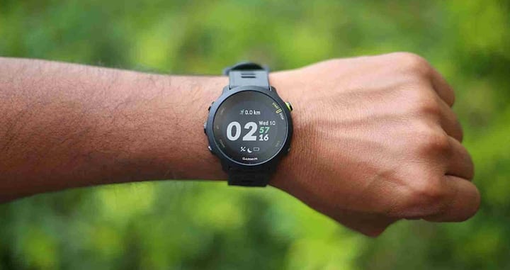 Garmin Forerunner 55: જો તમારી બહેન ફિટનેસ માટે સંપૂર્ણપણે સમર્પિત છે, તો આ વૉચ તેના માટે બનાવવામાં આવી છે. તેમાં દૈનિક વર્કઆઉટ સજેશન, ઈનબિલ્ટ જીપીએસ અને 2 અઠવાડિયાની બેટરી લાઇફ છે. આ સ્માર્ટવોચ તે બહેનો માટે યોગ્ય છે જે દોડવા, સાયકલ ચલાવવાને ગંભીરતાથી લે છે અને દરેક હિલચાલને ટ્રેક કરે છે.