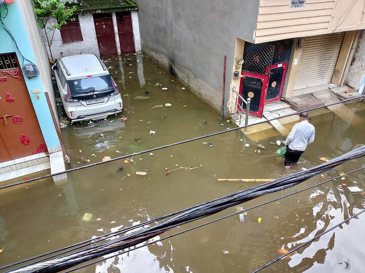 बारिश के पहले दिन सोमवार को  पटना का अधिकांश इलाका जल मग्न रहा तो मंगलवार को भी कई इलाकों में अब तक जल जमाव की स्थिति बनी हुई है.