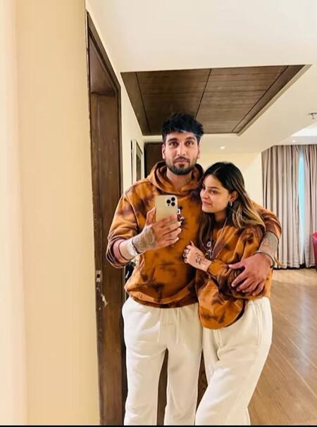 ਦੱਸ ਦੇਈਏ ਕਿ ਮਸ਼ਹੂਰ ਗਾਇਕਾ ਜੋਤੀ ਨੂਰਾਂ ਦੀ ਭੈਣ ਅਤੇ ਗਾਇਕਾ ਰਿਤੂ ਨੂਰਾਂ ਦੇ ਵਿਆਹੁਤਾ ਰਿਸ਼ਤੇ ਵਿੱਚ ਕਲੇਸ਼ ਚੱਲ ਰਿਹਾ ਹੈ। ਰਿਤੂ ਦੇ ਪਤੀ ਰੁਦਰ ਸੰਧੂ ਵਿੱਲੋਂ ਗਾਇਕਾ ਉੱਪਰ ਕਿਸੇ ਹੋਰ ਨਾਲ ਨਜ਼ਾਇਜ਼ ਸਬੰਧਾਂ ਵਰਗੇ ਗੰਭੀਰ ਦੋਸ਼ ਲਗਾਏ ਗਏ ਹਨ। ਉਨ੍ਹਾਂ ਵੱਲੋਂ ਆਪਣੇ ਸੋਸ਼ਲ ਮੀਡੀਆ ਹੈਂਡਲ ਉੱਪਰ ਲਗਾਤਾਰ ਕਈ ਵੀਡੀਓ ਸ਼ੇਅਰ ਕਰਕੇ ਇਹ ਦੋਸ਼ ਲਗਾਏ ਜਾ ਰਹੇ ਹਨ। ਹੈਰਾਨੀ ਦੀ ਗੱਲ ਇਹ ਹੈ ਕਿ ਇਸ ਵਿੱਚ ਉਸ ਸ਼ਖਸ਼ ਦਾ ਵੀ ਖੁਲਾਸਾ ਹੋਇਆ ਹੈ, ਜਿਸ ਨਾਲ ਰਿਤੂ ਦਾ ਨਾਮ ਜੋੜਿਆ ਜਾ ਰਿਹਾ ਹੈ।
