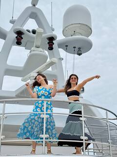 समुद्र के बीच कृति सेनन ने मनाया बर्थडे का जश्न, कभी बिकिनी तो कभी स्कर्ट-टॉप में दिए दिलकश पोज