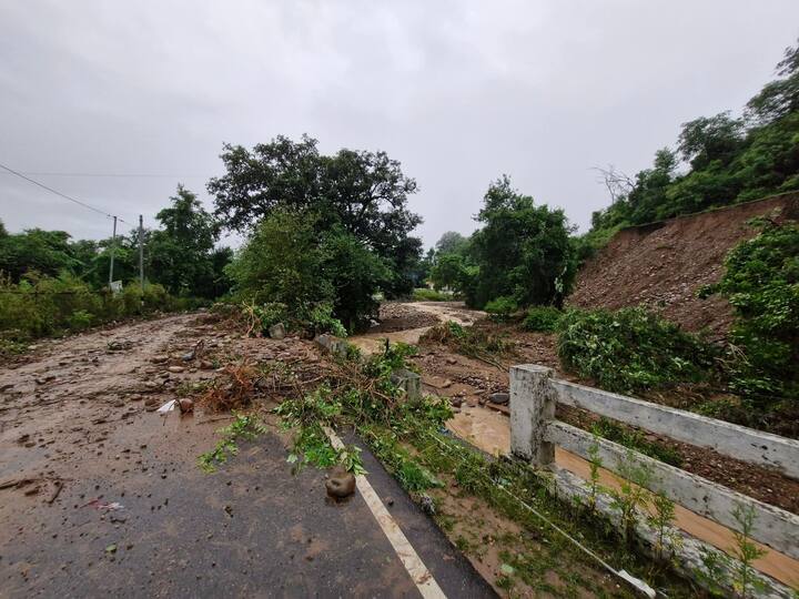 मंडी में आई बाढ़ को लेकर मुख्यमंत्री सुखविंदर सिंह सुक्खू ने कहा कि बीती रात मंडी में बादल फटने की दो घटनाएं हुई है. उन्होंने बताया कि आपदा की घटनाओं में होने वाले नुकसान के लिए सरकार स्थाई नीति लाने जा रही है. अब कोई भी सरकारी संस्थान नदी नालों के साथ नहीं बनाया जाएगा. 100 से 150 मीटर की दूरी पर ही सरकारी संस्थान बनाए जाएंगे.