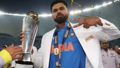 हेलीकॉप्टर से उतरे 'मुंबई के राजा' श्रेयस अय्यर, ब्लैक शर्ट-व्हाइट पैंट में दिखा स्टार वाला स्वैग, वीडियो वायरल