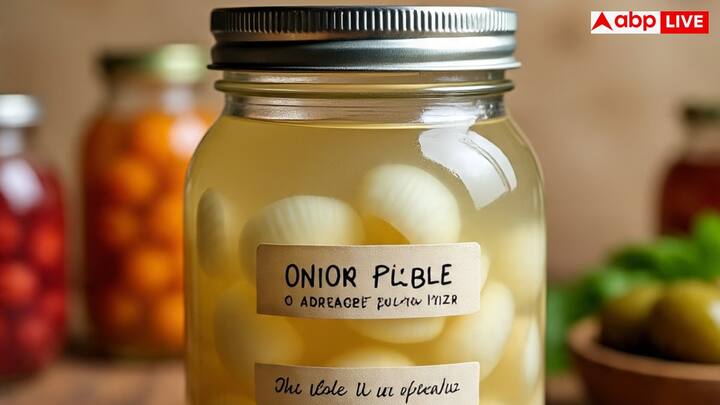 छोटे प्याज छीलकर एक बर्तन में डालें. इसमें नमक, लाल मिर्च और थोड़ा सा सिरका डालें, फिर ऊपर से सरसों का तेल डालें और अच्छी तरह मिलाएं.
