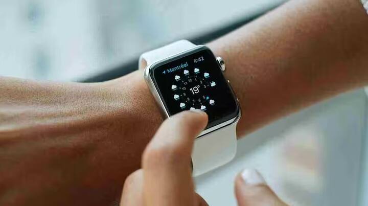 Rakshabandhan 2025 Gift Ideas: રક્ષાબંધનના તહેવાર માટે હવે થોડા જ દિવસો બાકી છે. આવી સ્થિતિમાં ભાઈઓ તેમની બહેનો માટે ભેટ ખરીદવા માંગે છે પરંતુ ઘણી વખત તેમને સમજાતું નથી કે શું આપવું વધુ સારું રહેશે. તેથી જ આજે અમે તમને જણાવીએ છીએ કે જો તમે પણ આ રક્ષાબંધન પર તમારી બહેનને ભેટ આપવા માંગતા હો, તો સ્માર્ટવોચ એક સારો વિકલ્પ સાબિત થઈ શકે છે. ચાલો તમને ટોચની 5 સ્માર્ટવોચ વિશે જણાવીએ જેમાં તમને શાનદાર ફીચર્સ તેમજ લાંબી બેટરી બેકઅપ મળે છે.