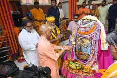 पीएम के कार्यक्रम की तैयारियों का जायजा लेने सीएम पहुंचे वाराणसी, किया दर्शन पूजन- देखें तस्वीरें