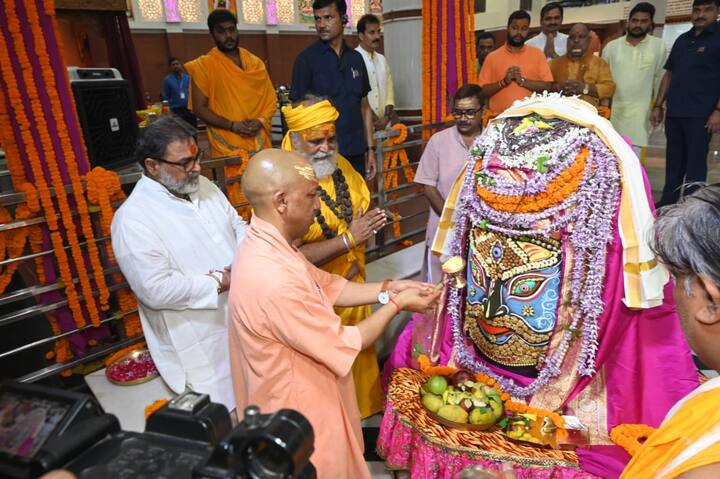 पीएम के इन कार्यक्रम की तैयारी को परखने उत्तर प्रदेश के मुख्यमंत्री योगी आदित्यनाथ वाराणसी पहुंचे.