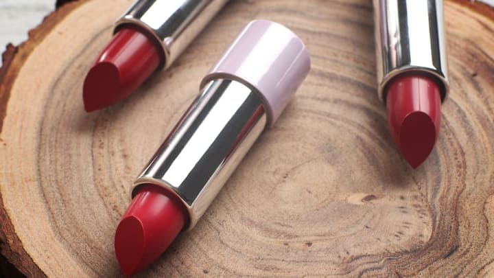 On the other hand, if you talk about the second most expensive lipstick, then it is the lipstick of the Guerlain brand, which is worth around Rs 51 lakh. Its case has been made through 18 carat solid gold.