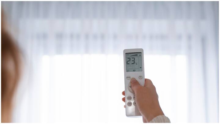 AC Usage Tips in Monsoon : వర్షాకాలంలో ACని ఏ ఉష్ణోగ్రతలో ఉంచాలి? చల్లని గాలితో పాటు విద్యుత్ బిల్లును తగ్గించే చిట్కాలు ఏంటో.. ఏవి ఫాలో అయితే ఏసీ మన్నికతో ఉంటుందో తెలుసుకుందాం.