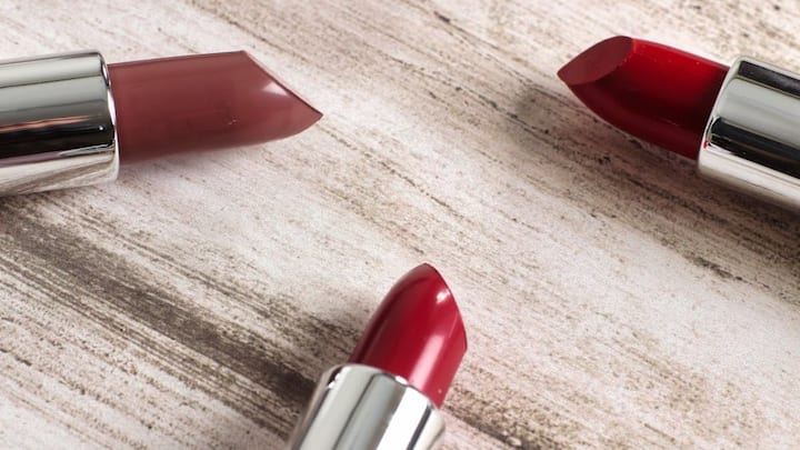 There are also 199 diamonds on its case, in which the person who buy can get his name and design customized by himself. These things are not only for makeup items, but also for collection.