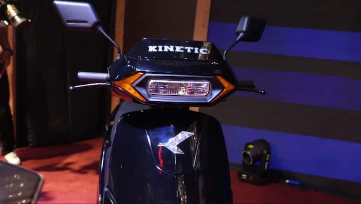 कायनेटिक DX इलेक्ट्रिक स्कूटरची खास गोष्ट म्हणजे तिची डिझाइन. ही स्कूटर जुन्या कायनेटिक होंडा डीएक्ससारखीच दिसते, पण आता ती अधिक स्लीक आणि स्मार्ट रेषांसह थोडी आधुनिकही वाटते. त्यामुळे ती एकाच वेळी क्लासिक आणि आधुनिक अशा दोन्ही लुकमध्ये आहे.