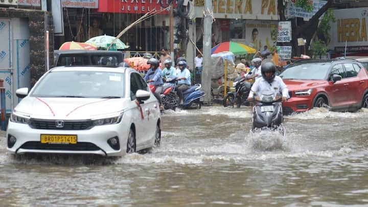 Patna Rain: पटना में दो दिन की लगातार बारिश से लोगों का हाल-बेहाल हो गया है. स्मार्ट सिटी के नाम पर नगर निगम दवा कितना सही है, इन तस्वीरों से देखा जा सकता है.