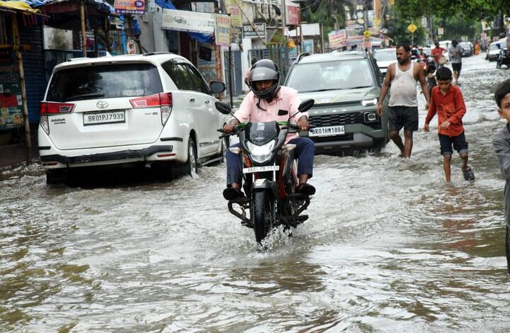 पटना के ऊपरी इलाके की स्थिति ज्यादा खराब स्थिति में है. खासकर हथुआ मार्केट, तान मार्केट, रला मंदिर वाली गली इन जगहों में 2 से 3 फीट पानी है, जिससे लोगों आना-जाना मुश्किल हो गया है .
