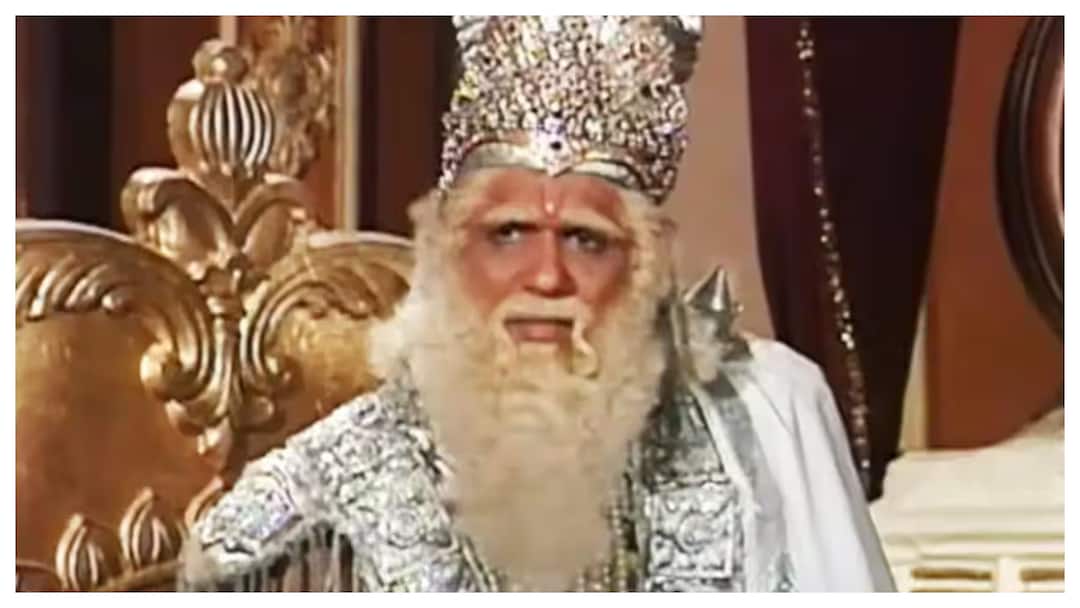 Mukesh Khanna Takes A Dig At His Mahabharat Co-stars, Calls Them ‘Chhichhoras’ Mukesh Khanna Takes A Dig At His Mahabharat Co-stars, Calls Them ‘Chhichhoras’