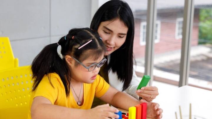 अगर आपकी जिंदगी में कोई मेडिकल इमरजेंसी आ जाती है. या बच्चों की पढ़ाई के लिए पैसै चाहिए होते हैं. या फिर आपको घर बनवाना होता है. तो फिर आप इसके लिए पीएफ खाते से पैसे निकाल सकत हैं. अब EPFO ने इसके लिए नियम बदल के  पीएफ खाताधारकों को काफी सुविधा दे दी है.