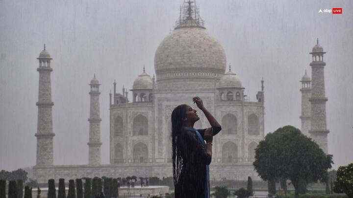 తెల్లని పాలరాయిపై పడే వర్షపు బిందువుల మధ్య.. తాజ్ మహల్ ఎంత అందంగా ఉంటుందో తెలుసా? అందుకే వర్షాలు పడే సమయంలో దీనిని విజిట్ చేసేందుకు వెళ్తే మంచి ఎక్స్​పీరియన్స్ పొందొచ్చట.