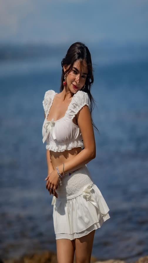 વ્હાઈટ શોર્ટ ડ્રેસમાં અનુષ્કા સેનનું હોટ ફોટોશૂટ
