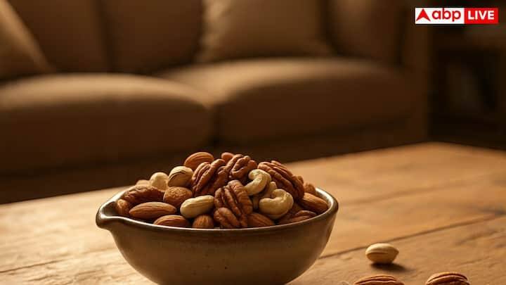5. બદામ અને કાજુ (વધુ ચરબીવાળા બદામ): બદામ અને કાજુ જેવા બદામ ભલે સ્વાસ્થ્યવર્ધક હોય અને પોષકતત્વોથી ભરપૂર હોય, પરંતુ તેમાં ચરબીનું પ્રમાણ પ્રમાણમાં વધુ હોય છે. રાત્રે તેને ખાવાથી પચવામાં વધુ સમય લાગે છે અને પેટ ભારે લાગે છે, જે ઊંઘમાં ખલેલ પહોંચાડી શકે છે.
